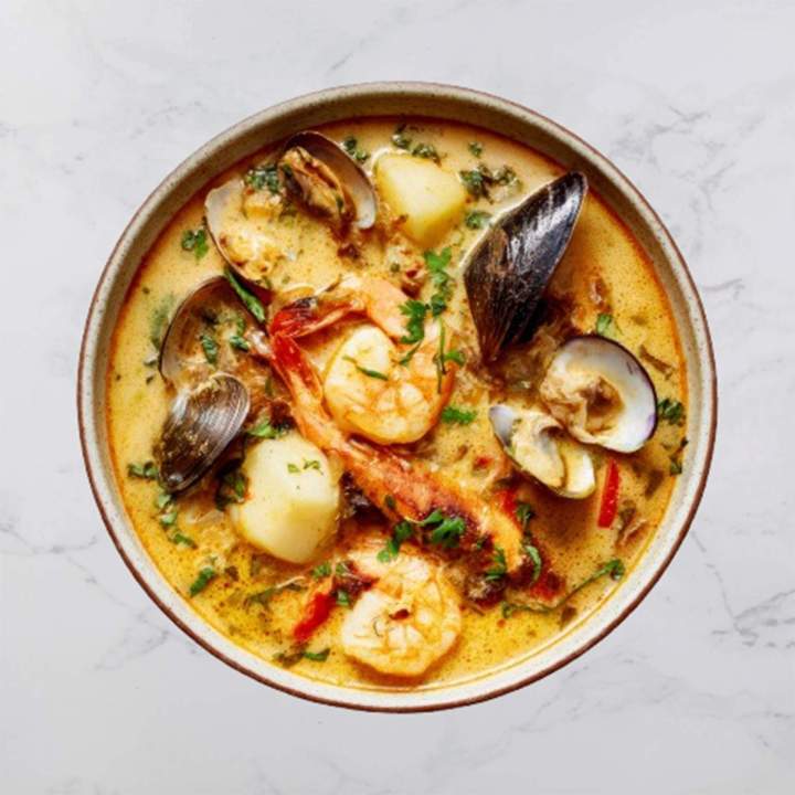 Dégustez notre authentique bouillabaisse, un classique marin.